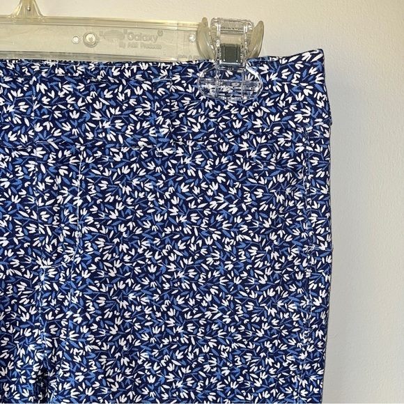 🏷️ 2/$20 Old Navy Blue Micro Floral Pixie Ankle Pants - Picture 3 of 10
